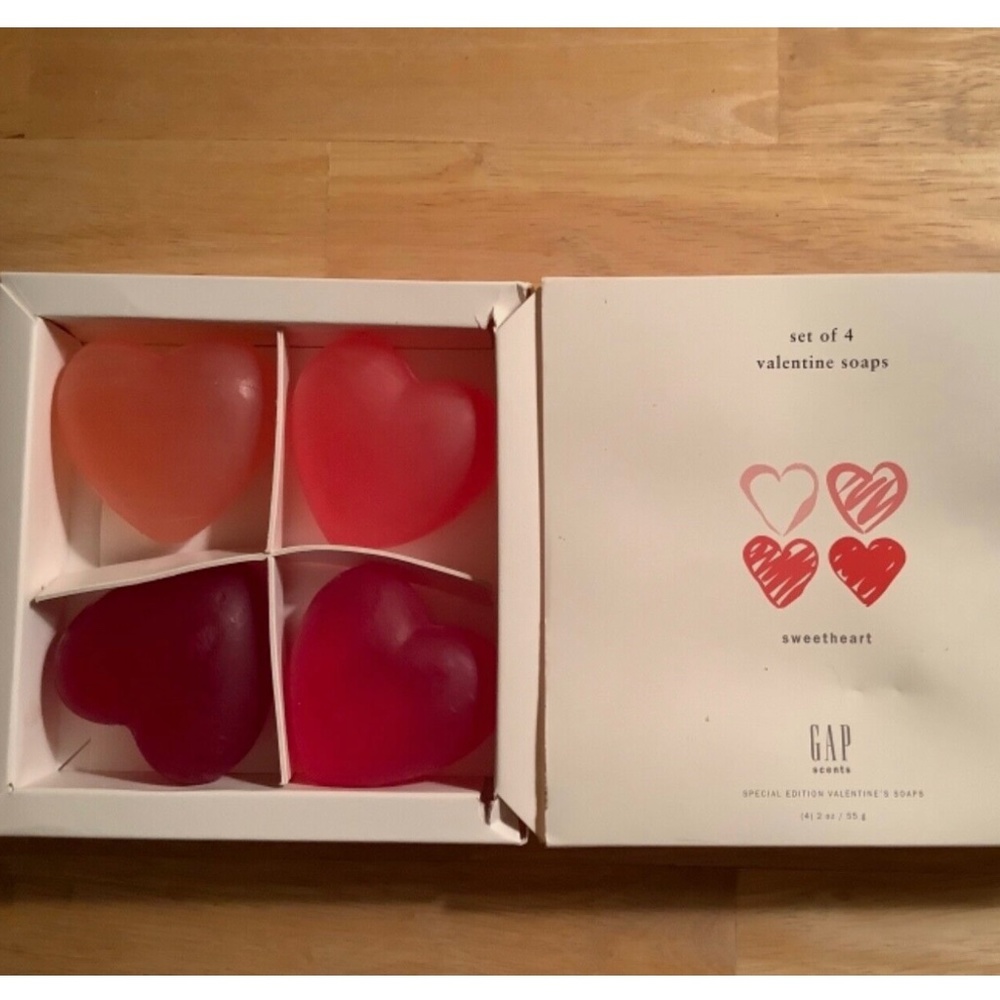 New in Box set of 4 GAP Valentine heart soaps vintage